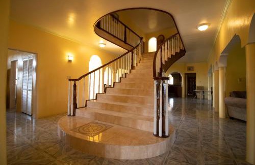 Saint Margarets Bay House | Round View Guest House