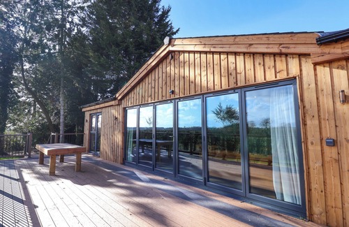 Kilnwick Cottage | ROUTHORPE LODGE, family friendly, with hot tub in Great Driffield