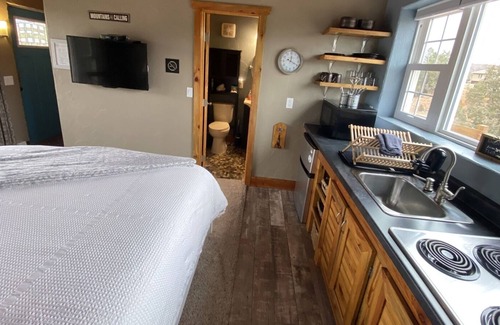 Hot Springs Cabin | Rowynn's Retreat is a cozy quiet cabin