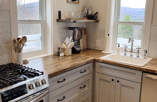 Roxbury House | Roxbury private 3BR w/fire-pit, sweeping Mt views- 5 wooded acres. Near Skiing!