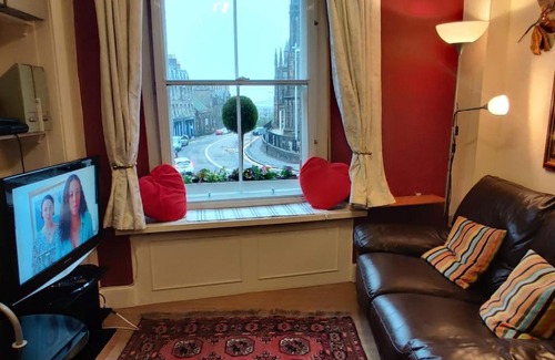 Old Town Apartment | Royal Mile apt, just 1 min from Edinburgh Castle!