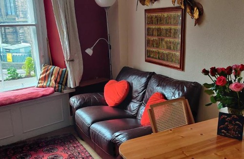 Old Town Apartment | Royal Mile apt, just 1 min from Edinburgh Castle!