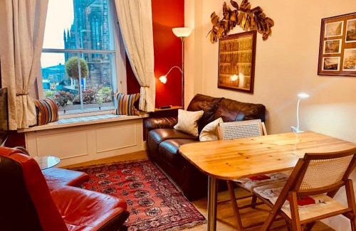 Old Town Apartment | Royal Mile apt, just 1 min from Edinburgh Castle!