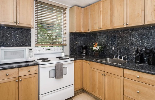 Waikiki Condo | Royal Moana Condo Close to Beach-Shops-Restaurants w/Fully Equipped Kitchen