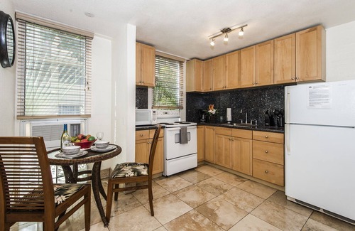 Waikiki Condo | Royal Moana Condo Close to Beach-Shops-Restaurants w/Fully Equipped Kitchen