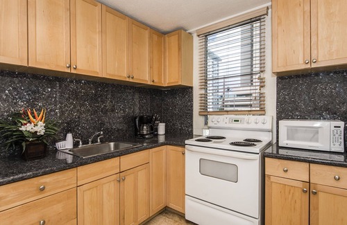 Waikiki Condo | Royal Moana Condo Short Walk to Beach with Parking and Fully Equipped Kitchen