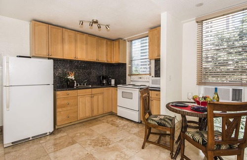 Waikiki Condo | Royal Moana Condo Short Walk to Beach with Parking and Fully Equipped Kitchen