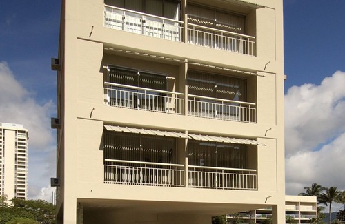 Waikiki Condo | Royal Moana Condo Short Walk to Beach with Parking and Fully Equipped Kitchen