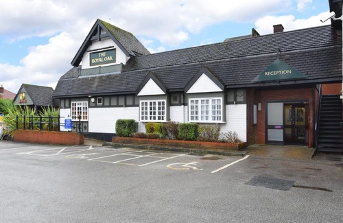 Bromborough Hotel | Royal Oak by Greene King inns