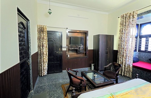 Udaipur District Villa | Royal Orchid, Udaipur by Ebony Stays – 4BHK Villa with Pool & Bonfire
