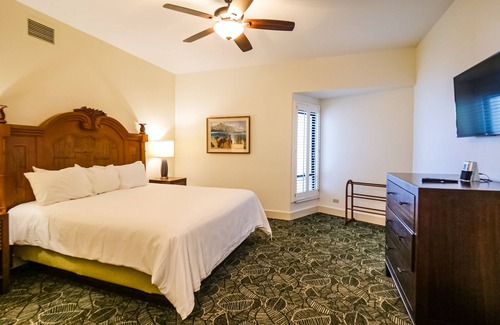 Historic Kailua Village Resort | Royal Sea Cliff Family Resort, 2 OV Pools, Large Lanai, workspace, Ali'i Drive!