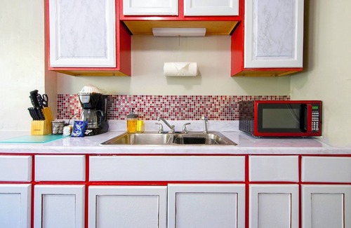Cleveland House | Rubi Lounge: Comfy 1BR Lower Unit | Patio, Porch & Parking 8 Mins to Downtown