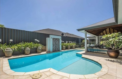 Iluka House | Rubi's Coastal Retreat by Swanbnb Management