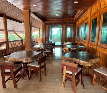 Lat Bua Luang Hotel | Ruen Singhanat Cafe & Resort