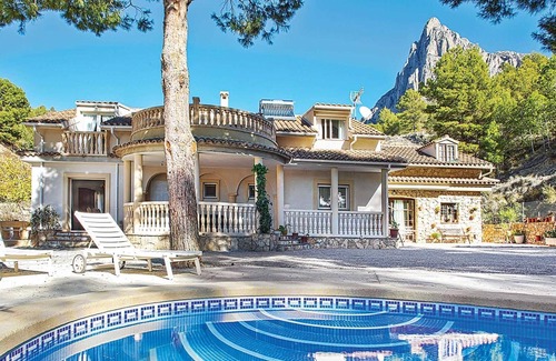 Finestrat Villa | Rural 3 bed villa with large garden and pool table