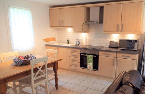 Asnieres sur Vegre Cottage | Rural gîte with Pool, WIFI, 2 Bedrooms 2 BA