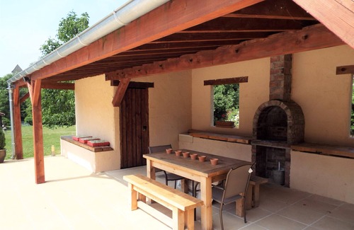 Asnieres sur Vegre Cottage | Rural gîte with Pool, WIFI, 2 Bedrooms 2 BA