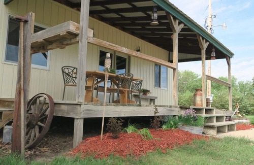 Bottineau House | Rural Getaway at Homestead Lodge
