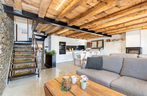 Mollo House | Rural House 'El Roure' with Mountain View, Private Pool and Wi-Fi