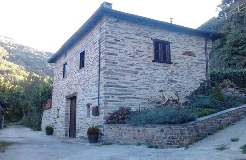 Samos House | Rural House 'O Paxar' with Mountain Views, Private Terrace and Wi-Fi