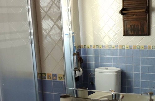 Villamanin Cottage | Rural house with fireplace next to hiking trails and ski slopes