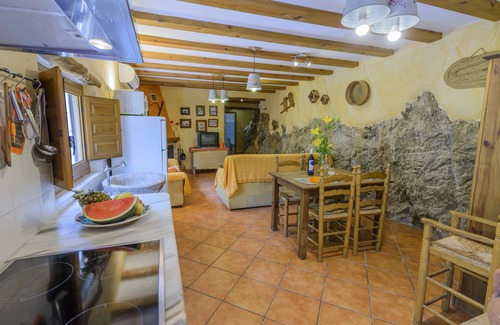 Laroya Cottage | Rural house with private JACUZZI. 2-4 people C´ANTONIA