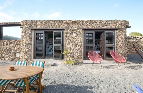 Tinajo Apartment | Rural Stone Cottage "Estudio Pu" with Volcano View, Garden & Wi-Fi