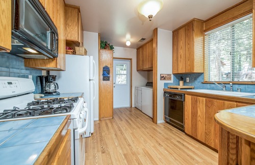 Shaver Lake Cabin | Rustic 2BR Cabin w/Loft, Large Deck, Wifi & W/D