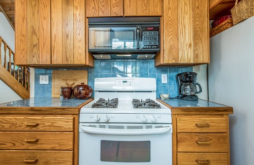 Shaver Lake Cabin | Rustic 2BR Cabin w/Loft, Large Deck, Wifi & W/D