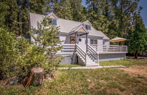 Shaver Lake Cabin | Rustic 2BR Cabin w/Loft, Large Deck, Wifi & W/D