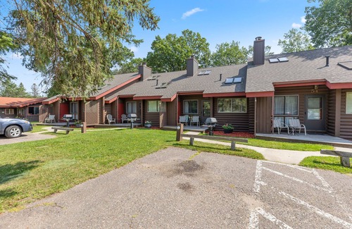 Breezy Point Condo | Rustic 2BR Loft Cabin w/Deck in Pelican Woods