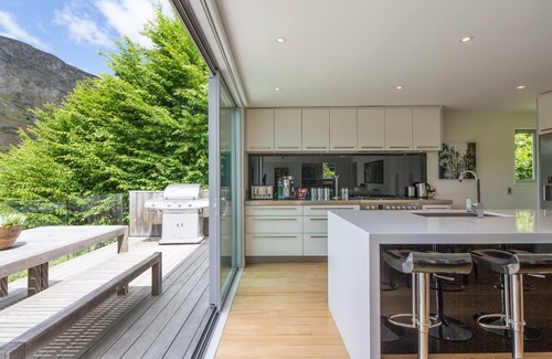 Arthur's Point House | Rustic 4-Bedroom Home in Arthurs Point