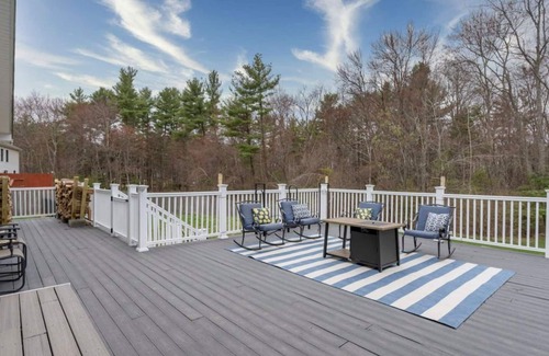 Londonderry House | Rustic 6 bedroom 6,500 sf home on 4 acres with hot tub!