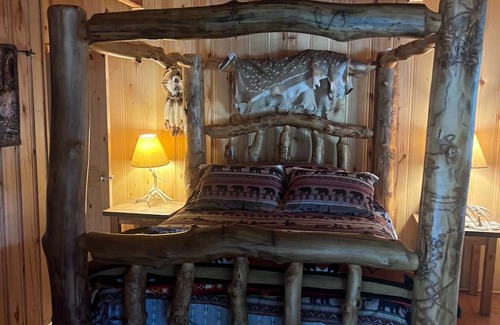 Rutheron Cabin | Rustic 7-BDRM and 3-bath lodge in a gated community in Los Ojos with WiFi access