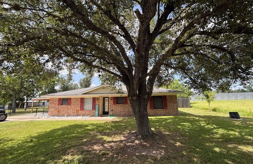 Burton House | Rustic Anchor Retreat- Charming Large Two bedroom house in the country.