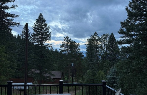 Evergreen House | Rustic and charming 2 bedroom retreat with a beautiful deck
