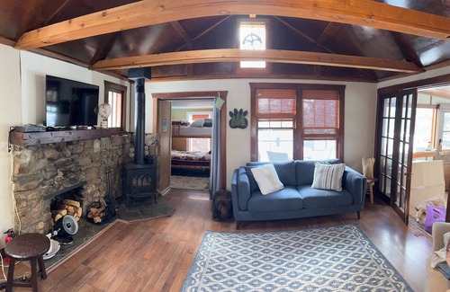 Evergreen House | Rustic and charming 2 bedroom retreat with a beautiful deck