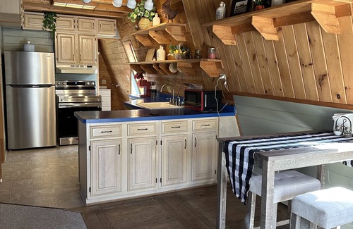 Laurens Apartment | Rustic and charming apartment above detached log garage. 10 mins from A.S.V.