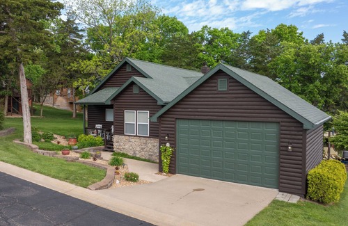 Camdenton House | Rustic and Relaxing, 2 Bedroom Cabin on Beautiful Kinderhook!