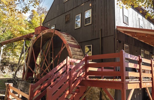 Raphine Cabin | Rustic Cabin and 1849 Grist Mill Near the Blue Ridge Parkway I-81 I-64 205 Exit