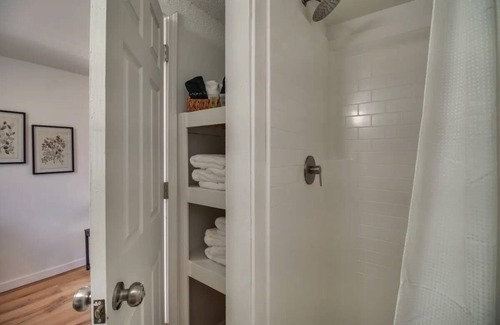 Gentry Cabin | Rustic Cabin! Close to Downtown Siloam Springs