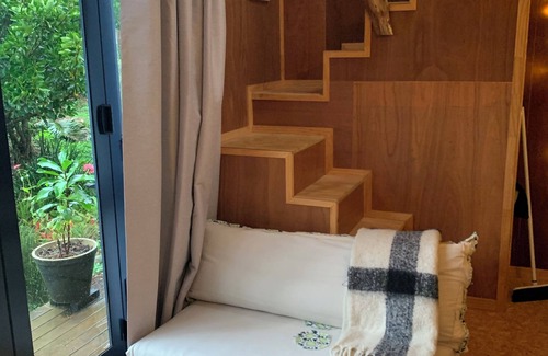 Parau Cabin | Rustic Cabin Getaway - simple luxury with cosy loft bed, outdoor fire and bath
