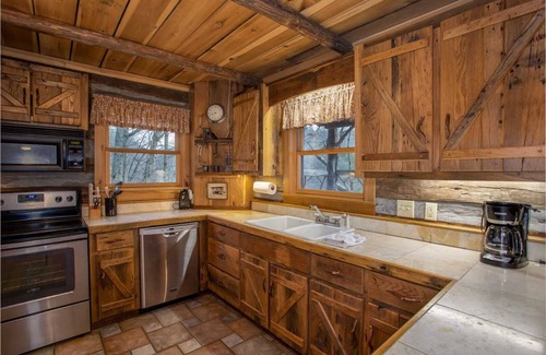Vilas Cabin | Rustic Cabin Near Quaint Town