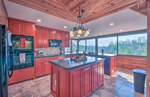 Helen Cabin | Rustic Cabin w/Hot Tub: 2 Mi to Unicoi State Park
