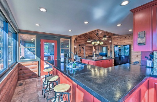 Helen Cabin | Rustic Cabin w/Hot Tub: 2 Mi to Unicoi State Park