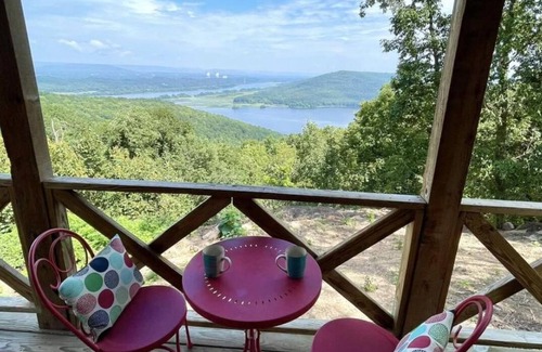 Fackler Cabin | Rustic cabin with modern amenities overlooking Lake Guntersville.
