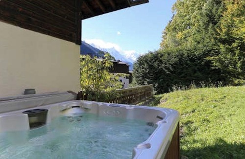 Chamonix-Mont-Blanc Ski Chalet | Rustic Chalet - garden, jacuzzi, parking, 6 ENSUITE bedrooms, lifts at 300m