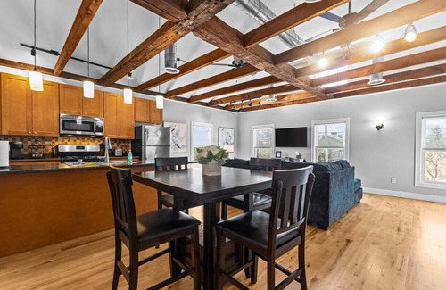 Old North End Apartment | Rustic Charm 2BR Downtown Burl.