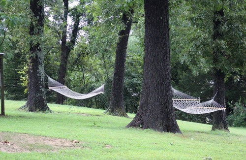 Gamaliel Cabin | Rustic Charm Cabin for Families, Couples, or Fishing, Hunting ON Norfork Lake!