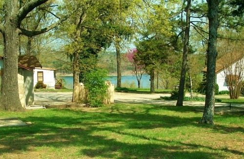 Gamaliel Cabin | Rustic Charm Cabin for Families, Couples, or Fishing, Hunting ON Norfork Lake!